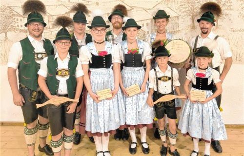 Stolz auf die eigene Leistung: (vorne, von links) Maximilian Osterhammer, Magdalena Osterhammer, Angelina Lipowski, Simon Ofner und Theresia Baumgartner sowie (hinten, von links) Sebastian Graf, Anderl Weber, Max Schlosser, Vroni Brehmer und Sepp Enzinger. Foto Hötzelsperger