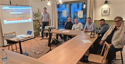 Stolz auf die geleistete Arbeit: (von links) Vorsitzender Peter Menhofer junior mit Dr. Axel Koch, Vorsitzendem Josef Riedl, Bürgermeister Max Singer, Florian Killinger und Kassenwart Stephan Schlatzer. Foto re