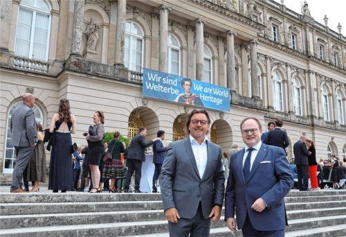 Insel-Bürgermeister Armin Krämmer (links) und Priens Ortschef Andreas Friedrich vor dem Neuen Schloss Herrenchiemsee, seit vergangenem Jahr Teil des Unesco-Weltkulturerbes. Foto Patrick Nägele