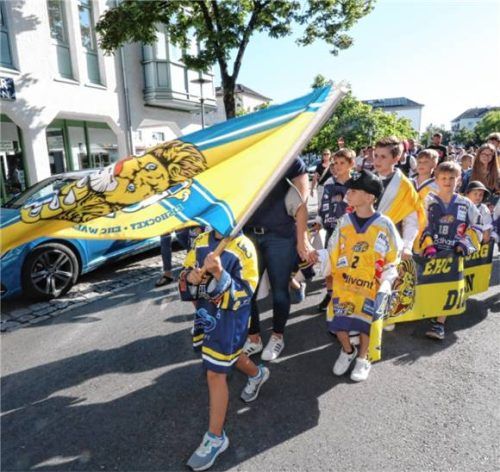 Stolz präsentieren die jüngsten Mitglieder des EHC Waldkraiburg ihre Fahne.
