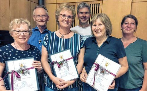 Strahlende Sängerinnen: (von links) Anna-Maria Ammermüller, Pfarrer Dr. Hans Huber, Sylvia Schütz, Dirigent Christoph Danner, Gabriele Heumann und Vorsitzende Margarethe Pirchmoser.Foto re