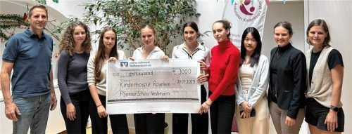 Symbolische Scheckübergabe: (von links) Udo Kamp vom Ambulanten Kinderhospiz München (AKM), Eva Dick, Alisha Mörtl, Freda Kauffmann, Eliza Retzlaff, Noa Goldscheider, Xiuqi Jia sowie Christina Rothmayer (Seminarleiterin und Musiklehrerin) und Magdalena Mayer (AKM).Foto Bayeux