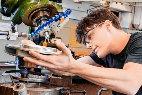 Technischer Beruf mit Zukunftsperspektive: Zerspanungsmechaniker bei Dickow Pumpen.