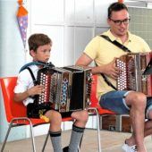 Junge Musikschülerbegeistern ihr Publikum
