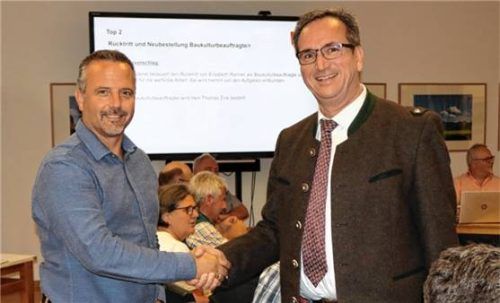 Thomas Zink (rechts), hier mit Bürgermeister Max Singer, will als neuer Baukulturbeauftragter auf ein gutes Fundament aufbauen. Fotos strim
