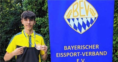 Tobias Baumgartner vom TuS Töging präsentiert seine U16-Bronzemedaille.Foto Albert Kamhuber