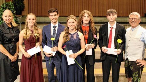 Top-Leistungen: (von Zweite von links) Antonia Bauer, Maximilian Kölcsey-Rieden, Christina Heindl, Karin Wagner und Tobias Schuster wurden im Rahmen einer Feierstunde der FOS/BOS als beste Absolventen der zwölften Jahrgangsstufe der FOS ausgezeichnet. Zu den ersten Gratulanten zählten Nicole Noske-Knöbl vom Elternbeirat (links) und der Rektor Dr. Bernd Seuling (rechts). Foto  Hobmaier