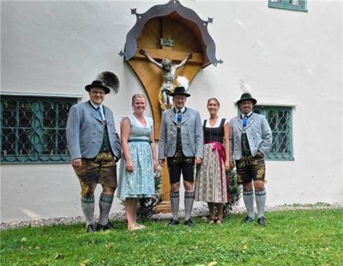 Tracht ist Heimat: (von links) Thomas Schmid, Marlene Stadler, Stephan Schlier, Marina Mayr und Christian Weigl.Foto re