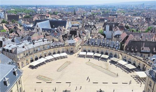 Traumblick: Vom Turm Philippe Le Bon lässt sich der Place de la Libération (gr. F.) von Dijon in voller Schönheit bewundern. Ein Schluck vom Grand Cru: wichtiger Bestandteil einer Probe in der Domaine Quivy in Gevrey-Chambertin (r.).
