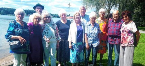 Treffen beim Seewirt Ecking: (von links) Marille Schachner, Hermine Gsinn, Edi Wunsam, Marianne Huber, Edith Lex, Anne-Marie Forster, Kurt Franz, Edda Gabler, Traudl Ziegler, Helge Foldenauer und Irene Hotter.Foto Rotter