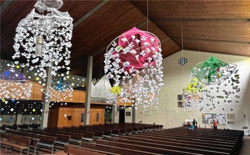 Über 1200 aus Papier gefaltete Friedenstauben hängen derzeit in der Bad Aiblinger Georgskirche. Die Installation ist noch bis nach den großen Ferien zu sehen. Foto kotter