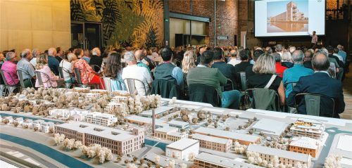 Über 200 Besucher informierten sich bei der Veranstaltung im historischen Kesselhaus über den letzten Bauabschnitt im Spinnereipark – ein Projekt, das die städtebauliche Entwicklung Kolbermoors seit fast zwei Jahrzehnten prägt. Foto re