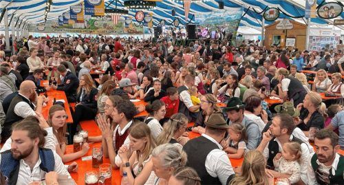 Über 2500 Gäste drängten sich am ersten Volksfestabend im Festzelt. Fotos Neuwirth