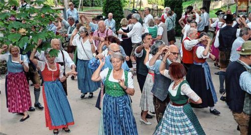 Und jetzt alle rundumadum: Schon morgens um 6 Uhr herrschte auf der Tanzfläche im Biergarten des Maxlrainer Bräustüberls dichtes Gedränge. Fotos stache