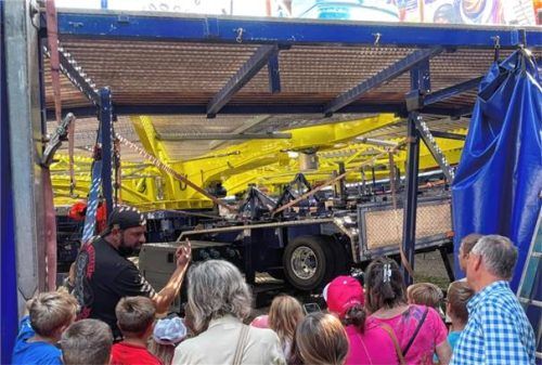 Ungewöhnliche Einblicke: Bei der Backstageführung zeigt Monty Lagerin den Besuchern den Bayern Breaker von unten. Foto Stadt Waldkraiburg