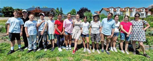 Unterricht im Freien: Die Schüler der Gruppe sieben der Chiemsee-Realschule mit Lehrerin Katrin Haßler (rechts), Angela Kind (Zehnte von links) und Ulrich Steiner (Elfter von links). Foto  re