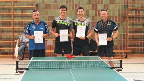 Urkunden gab es für alle, doch jubeln durfte nur einer ausgelassen. Andreas Dzierzecki hatte gegenüber dem Einzelsieger Matthias Kubiak das Nachsehen – ebenso wie Alexander Kubiak und Borosi Pongraz (von links).Foto Erlich