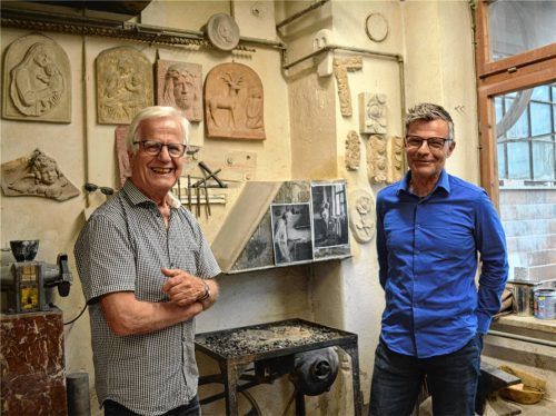 Vater und Sohn: (von links) Fritz und Fritz Seibold junior führen die Tradition des Steinmetzhandwerks fort.Foto  Eder