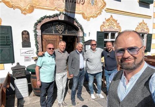 Vereinte Wirte: (von links) Norbert Bant, Michael Gorski, Axel Krüger, Axel Burmeister, Martin Dietel und Frank Sotola vom Restaurant Maximilian. Foto hötzelsperger