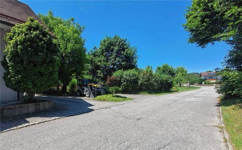 Viel Diskussionsbedarf unter den Gemeinderäten brachte der Antrag zur Errichtung eines Carports in der Pittenharter Waldstraße (siehe Foto) mit sich.Foto emk