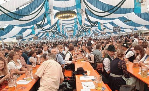 Viele Besucher strömten zum Auftakt des 87. Gaufests des Chiemgau-Alpenverbands ins liebevoll geschmückte Festzelt. Fotos Giesen
