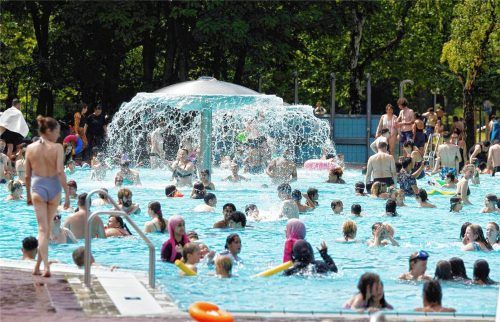Viele Menschen suchen bei heißen Temperaturen im Sommer Abkühlung im Freibad (Symbolbild). Foto dpa
