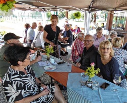 Voll auf ihre Kosten kamen Jung und Alt. Auch Vorsitzende Claudia Stein (vorne Mitte) und ihr Mann, der Zweite Vorsitzende Peter Stein (links daneben), waren begeistert. Fotos Müller