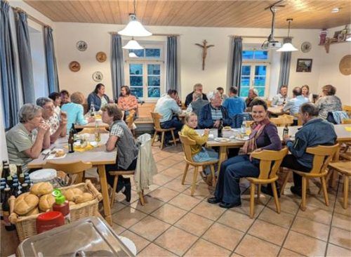 Voll besetzt war das Ellmosener Vereinsheim bei einem Grillabend, dessen Reinerlös für die Restaurierung des Fronleichnamshimmels verwendet wird. Foto kotter