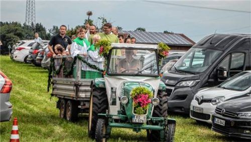 Vom geschmückten Gefährt aus segnete Pfarrer Basta die am Straßenrand stehenden Fahrzeuge. Foto stache