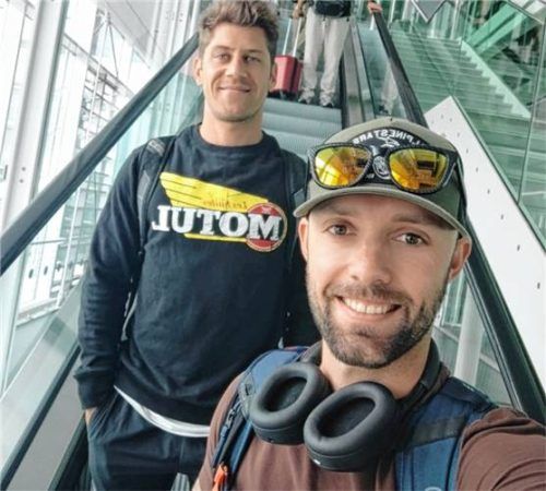 Vorfreude auf Suzuka: Jonas Folger (vorne), hier am Flughafen in München, ist auf dem Weg nach Japan und startet beim Acht-Stunden-Rennen.Foto Jonas Folger