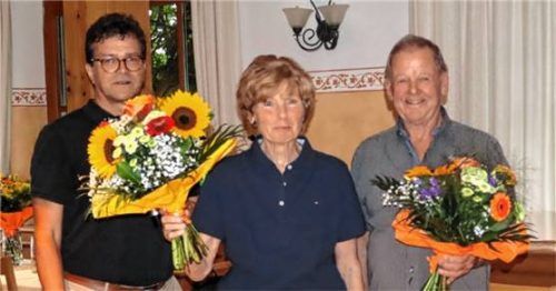 Vorsitzender Alexander Westphal gratuliert Elisabeth Brösamle und Heinz Schirmann für 60 Jahre Vereinstreue.