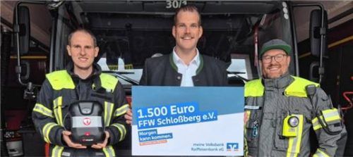 Vorsitzender Andreas Hofbauer, Hauptgeschäftsstellenleiter der meine Volksband Raiffeisenbank Stefan Wanek, Kommandant Christian Holewa (von links).Foto re