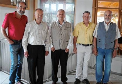 Vorstand des SHV im Amt bestätigt: (von links) Fahnenträger Georg Feierabend, Zweiter Vorsitzender Uli Bobinger, Vorsitzender Oswald Passauer, Kassenwart Wilfried Hauffen und Schriftführer Herbert Berlin. Foto merk