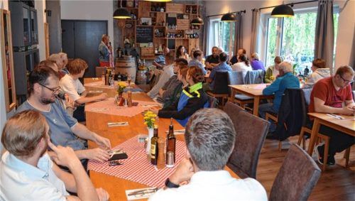 Vorstandsvorsitzende Sabine Balletshofer-Wimmer (hinten, links) begrüßt alle anwesenden Übungsleiter und Trainer zum geselligen Abend. Foto sedlbauer