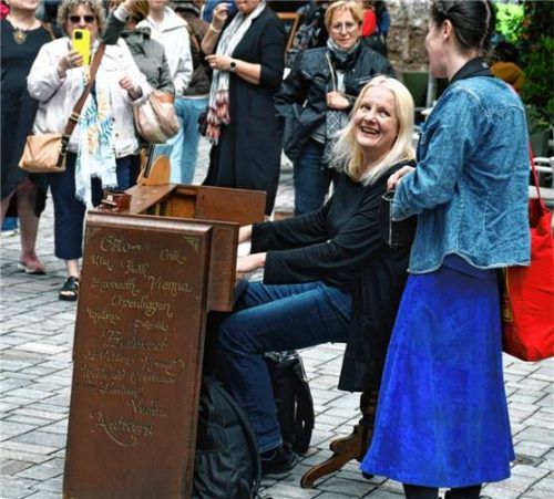 Vroni mit ihrem Wanderpiano im Austausch mit Zuhörern.Foto re