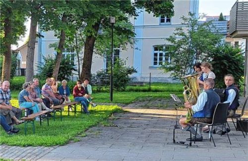 Während sonnigen Abendstunden lauschten die Besucher der Musik. Foto Mittermüller