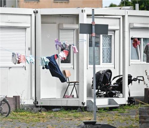 Wäsche hängt an einem Container einer Flüchtlingsunterkunft. Foto dpa