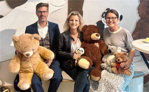 Waren bei ihrem Besuch begeistert: (von links) Bürgermeister Karl Mair und Bundestagsabgeordnete Daniela Ludwig mit Kindergartenleiterin Marion Dittrich.Foto RE