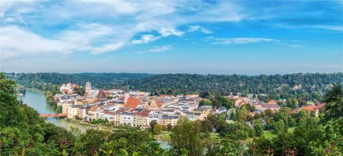 Wasserburg lockt mit seinem besonderen Flair. Auf verschiedenen Spaziergängen lässt sich die Geschichte der Stadt entdecken. Foto adobestock/P-B Foto
