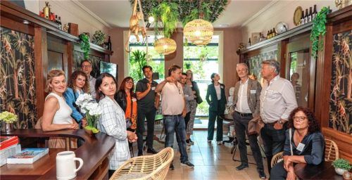 Welche Potenziale zur Gewinnung zusätzlicher Gästegruppen neue Arbeits- und Urlaubstrends wie „Workation“ und „Coworking“ bieten, diskutierten die Touristiker in einer Euregio-Exkursion. Das Bild zeigt die Teilnehmer im „Alpenstadthotel Sonnenbichl“ in Bad Reichenhall.Fotos Effner