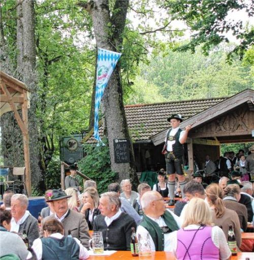 Wenn die Witterung mitspielte, war das Auer Woidfest im Schwimmbadhölzl ein beliebtes Kulturereignis. Foto strim