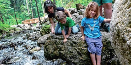 Wie kalt ist das Wasser? Auf der Tour um den Frillensee heißt es spüren, entdecken, erleben. Fotos Sabine Kohwagner, Susanne Pusch/Kartografie: Rother Bergverlag, München
