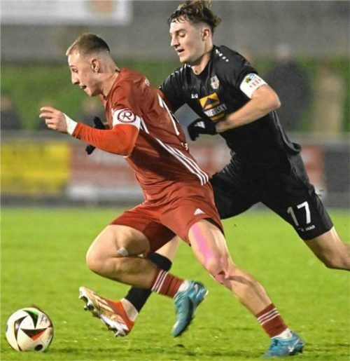 Wieder im Vorwärtsgang: Kenan Smajlovic als Kapitän in einem seiner letzten Spiele für 1860 Rosenheim im November gegen Traunstein.Foto Hans-Jürgen Ziegler