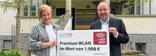 Wilhelmine Hansen freut sich über die Fortsetzung der WLAN-Patenschaft und bedankt sich bei Gert Vorwalder (rechts).