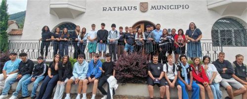 Willkommen in Südtirol: Bürgermeisterin Astrid Kubrian mit Lehrerin Roswitha Huber, daneben Lehrer Hans Genghammer und Schulleiter Marcus Ullrich mit den Schülern der neunten Klassen vor dem Tschermser Rathaus. Foto  Grund- und Mittelschule Grassau