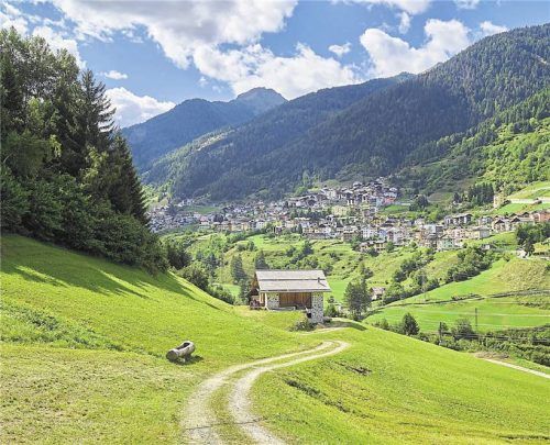 Wunderschön & idyllisch: Das kleine Vermiglio liegt eingebettet in die beeindruckende Presanella-Bergkette.