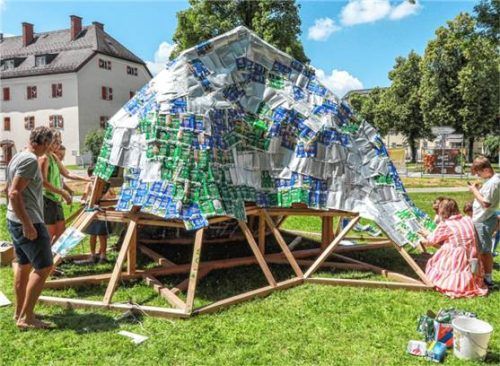 Zahlreiche Helfer unterstützten zwei Tage lang den Aufbau der Skulptur „milk made land“ des Traunsteiner Konzeptkünstlers Helmut Mühlbacher.Foto  effner