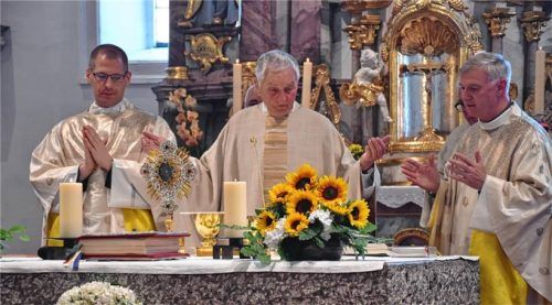 Zelebrierten gemeinsam den Gottesdienst: (von links) Don Zlatko Kevin Brauchler aus Rom, Pfarrer Josef Kreuzpointner, Jubilar, und Martin Straßer, Pfarrer im Pfarrverband Achental Foto  Wunderlich
