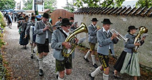Zu Beginn des traditionellen Fischerjahrtages der Fischereigenossenschaft Chiemsee auf der Fraueninsel bewegte sich der Kirchenzug zum Münster. Foto Müller