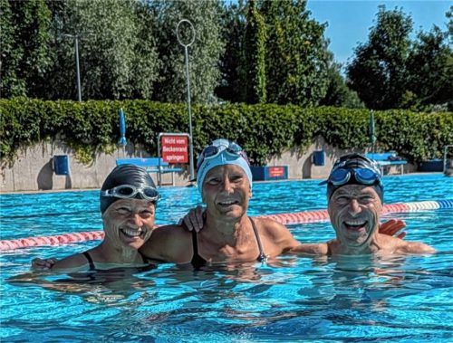 Zufrieden mit ihren Leistungen: (von links) Tonja Bartl, Anke Kürpick und Harald Feige bei den Mehrkampfmeisterschaften im Rettungsschwimmen. Foto wagner